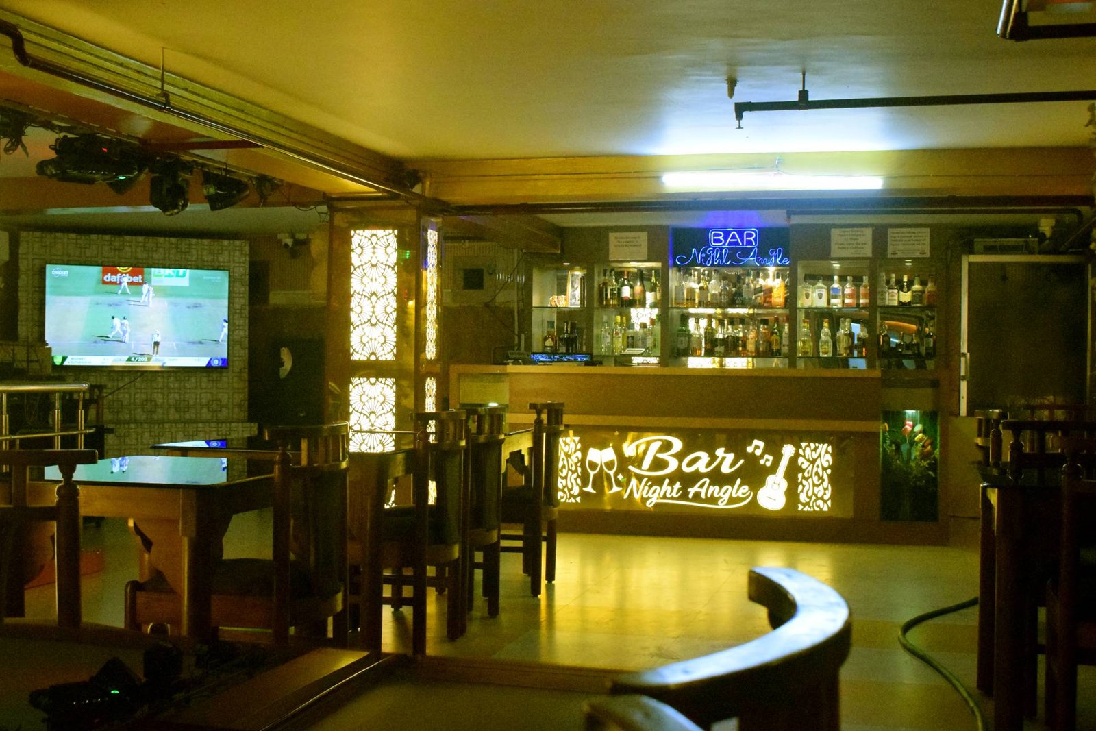 night-angle-bar-hotel-ellora
