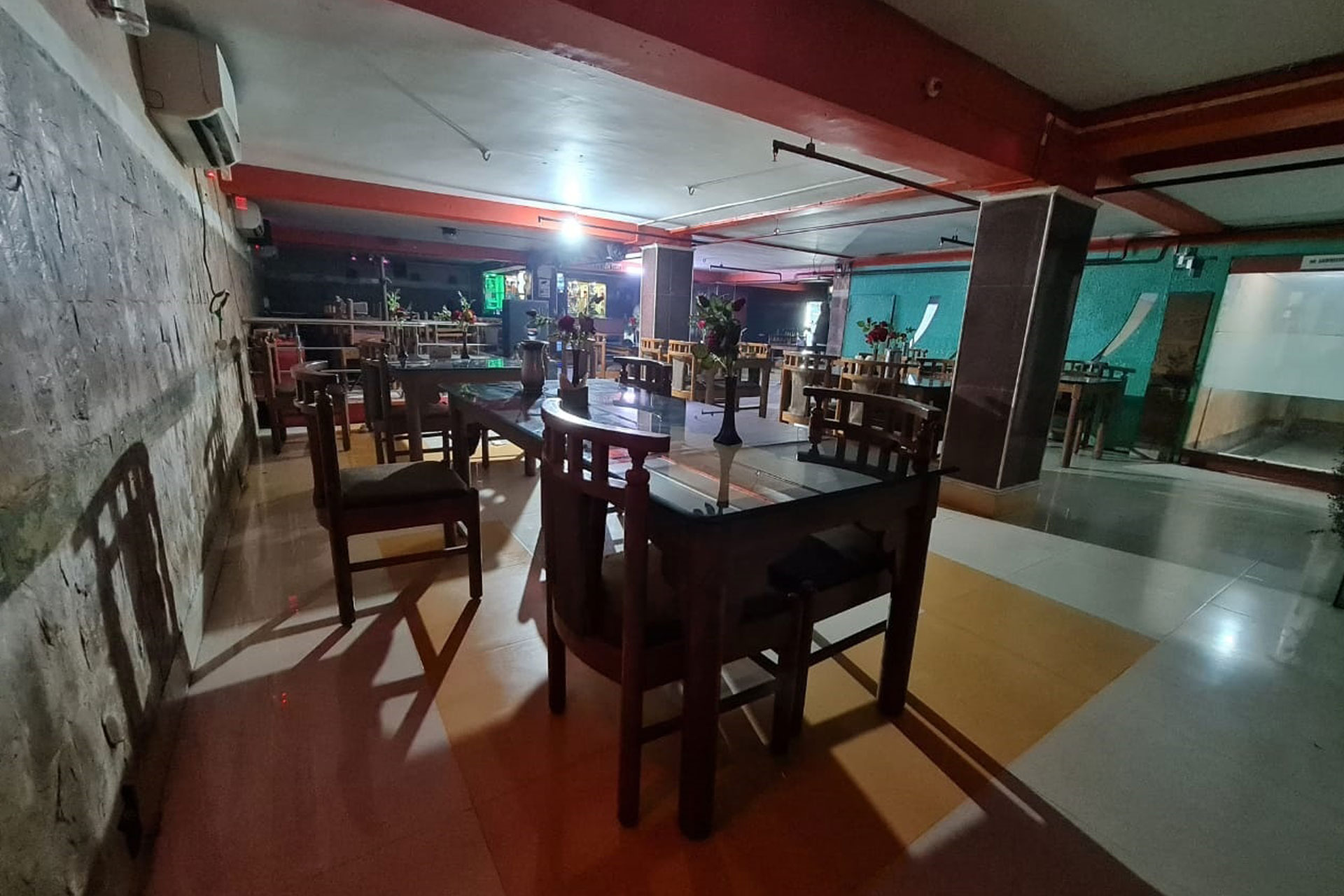 night-angle-bar-hotel-ellora